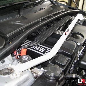 Ultra Racing BMW 1 Serie E87 120i front upper veerpootbrug